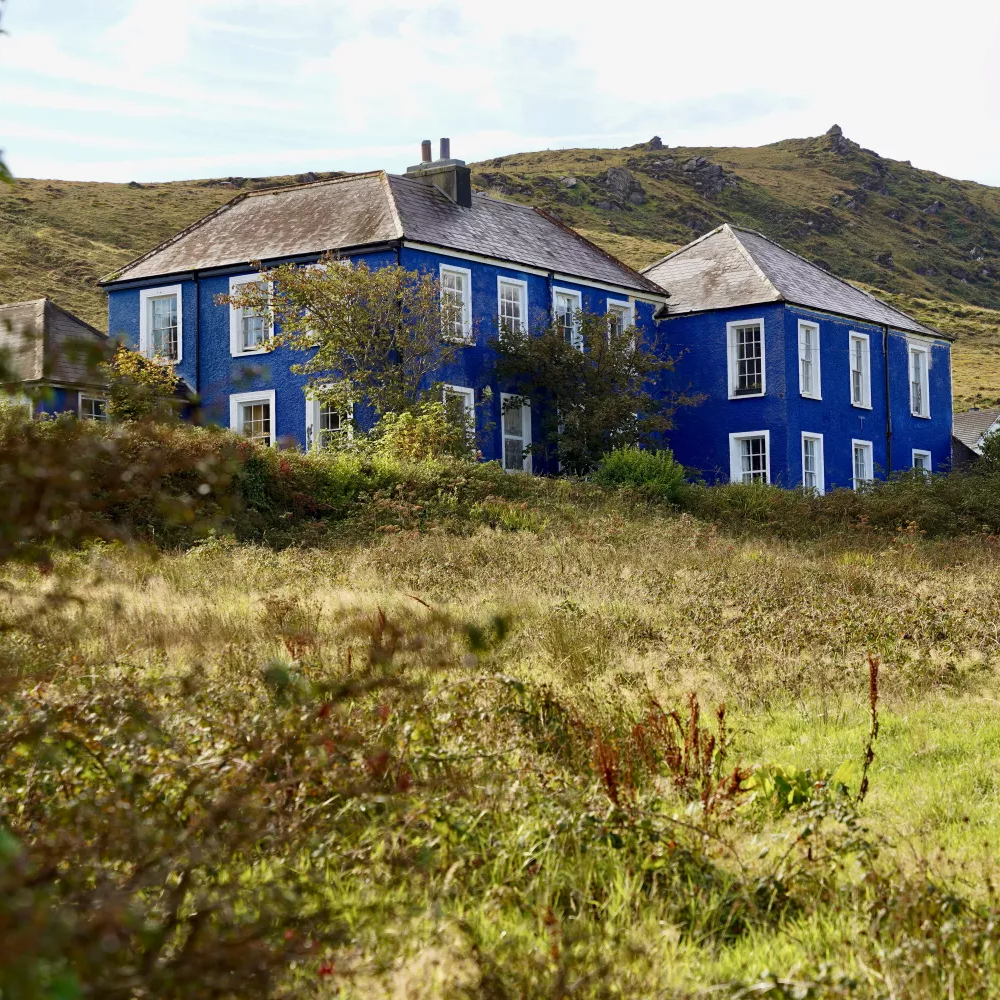  typisch irisch leuchtend blau gestrichenem Haus